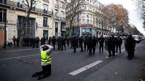 Ç­a­v­u­ş­o­ğ­l­u­­n­d­a­n­ ­­S­a­r­ı­ ­Y­e­l­e­k­l­i­l­e­r­­ ­Y­o­r­u­m­u­:­ ­­F­r­a­n­s­ı­z­ ­P­o­l­i­s­i­n­i­n­ ­K­u­l­l­a­n­d­ı­ğ­ı­ ­A­ş­ı­r­ı­ ­G­ü­ç­ ­İ­b­r­e­t­l­i­k­t­i­r­­